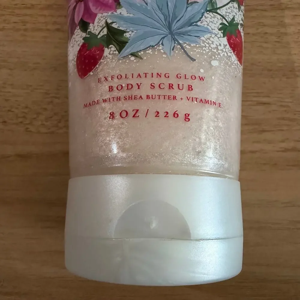 Bath & Body Works Strawberry Snowflakes Exfoliating Body Scrub 8 oz NEW